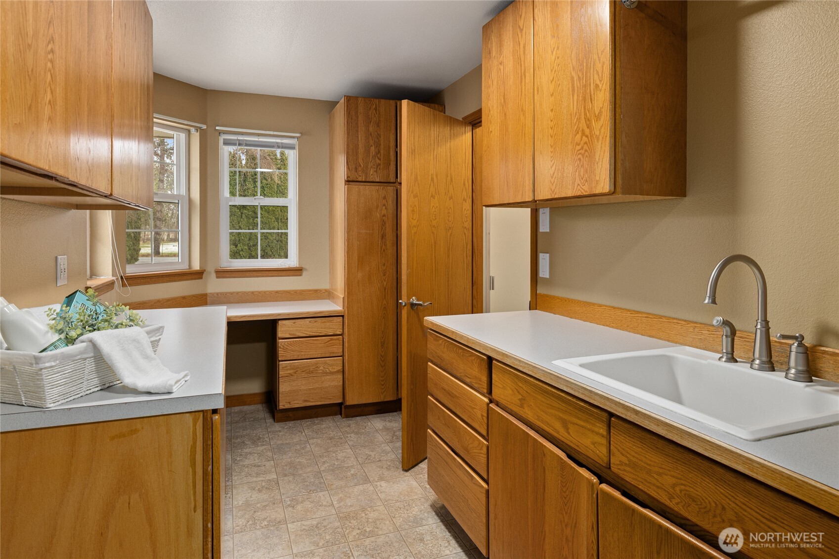 709 South Matthews Road Ellensburg, WA 98926 - Photo 20 of 40 a bathroom with a sink and a bathtub