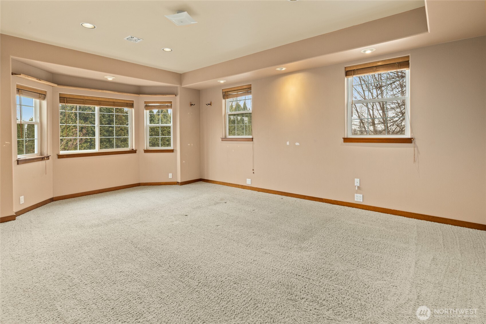 709 South Matthews Road Ellensburg, WA 98926 - Photo 24 of 40 an empty room with windows