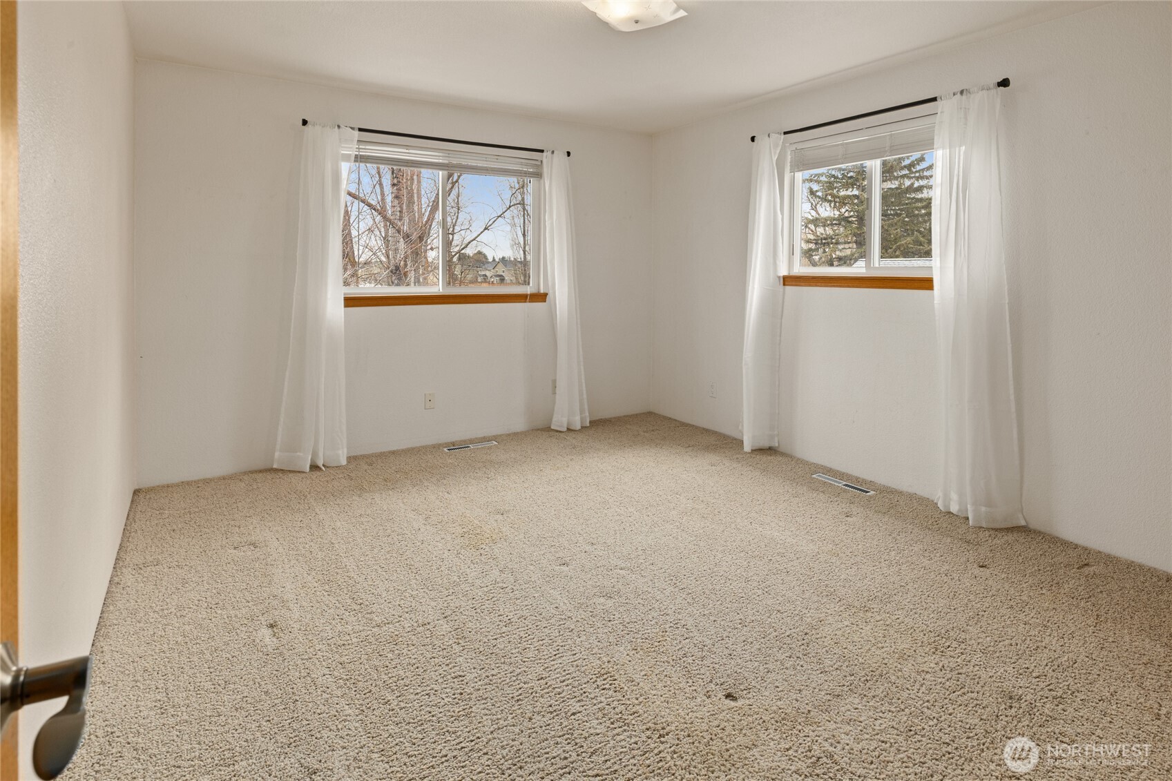 709 South Matthews Road Ellensburg, WA 98926 - Photo 31 of 40 an empty room with windows