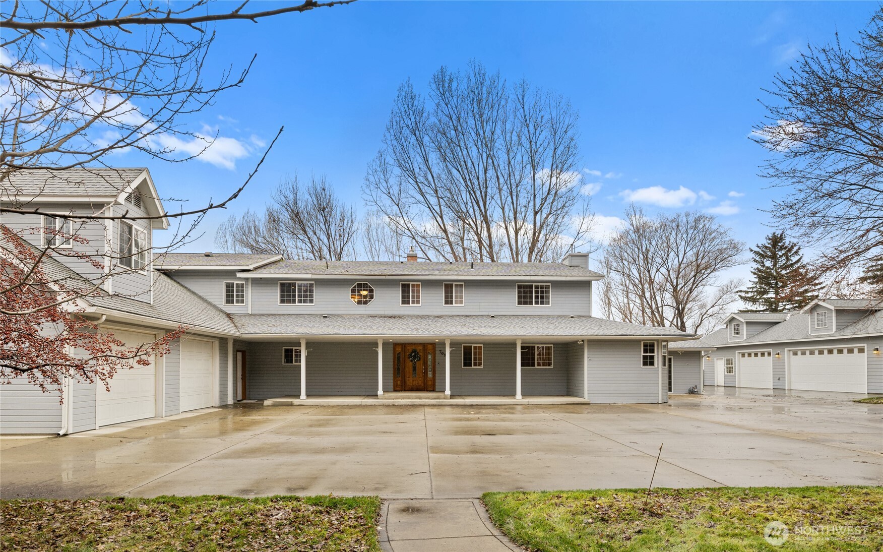 709 South Matthews Road Ellensburg, WA 98926 - Photo 34 of 40 a front view of a house with a garden