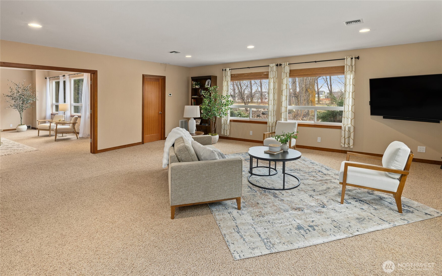 709 South Matthews Road Ellensburg, WA 98926 - Photo 7 of 40 a living room with furniture and a flat screen tv