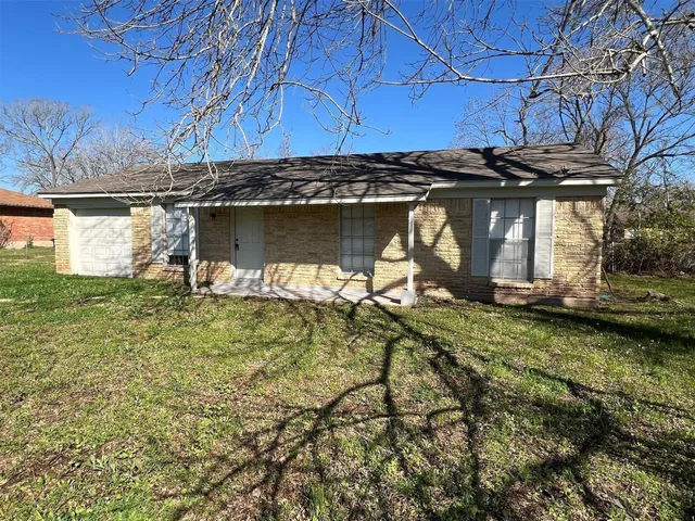 $1,800 | 224 Stuart Street, Clute, TX 77531