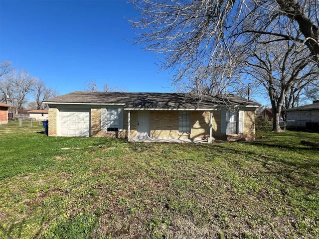 $1,800 | 224 Stuart Street, Clute, TX 77531