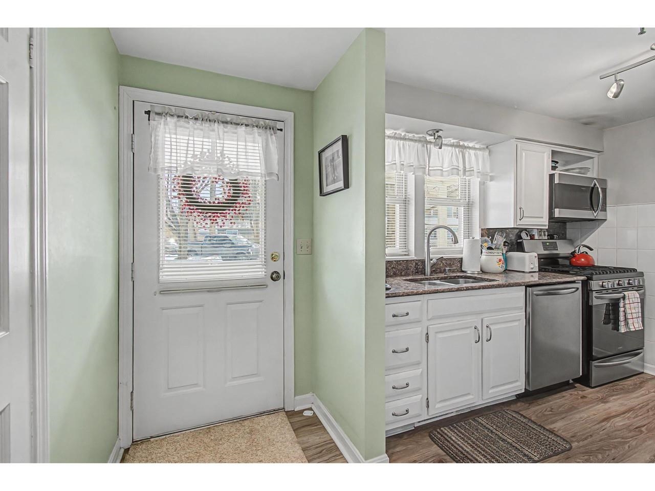 8 Arthur Court Burlington, VT 05403 - Photo 5 of 38