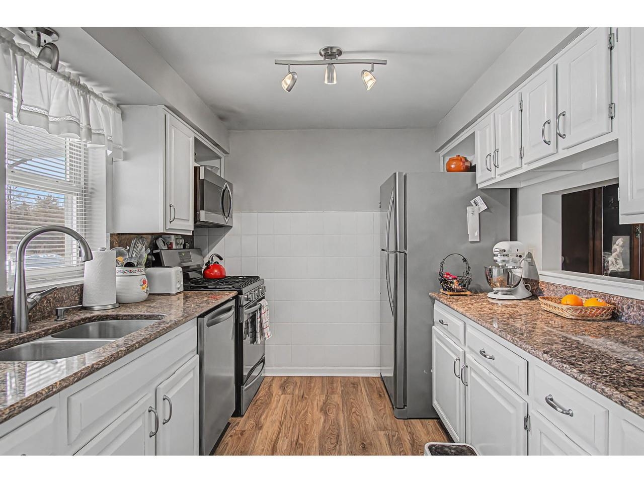 8 Arthur Court Burlington, VT 05403 - Photo 6 of 38