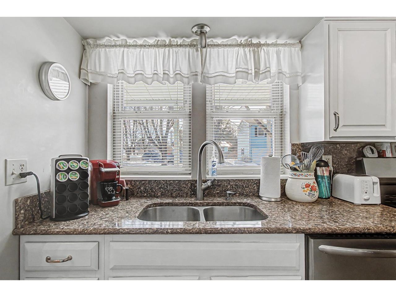 8 Arthur Court Burlington, VT 05403 - Photo 9 of 38