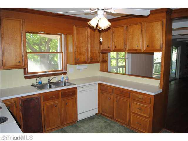 2800 Robinhood Road Winston-Salem, NC 27106 - Photo 5 of 16 Kitchen.