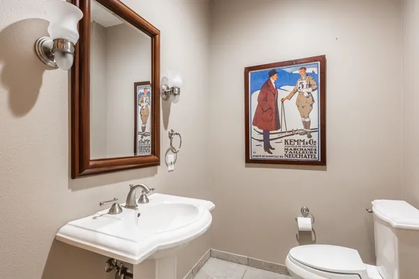 a en suite bathroom with a double vanity sink and a mirror