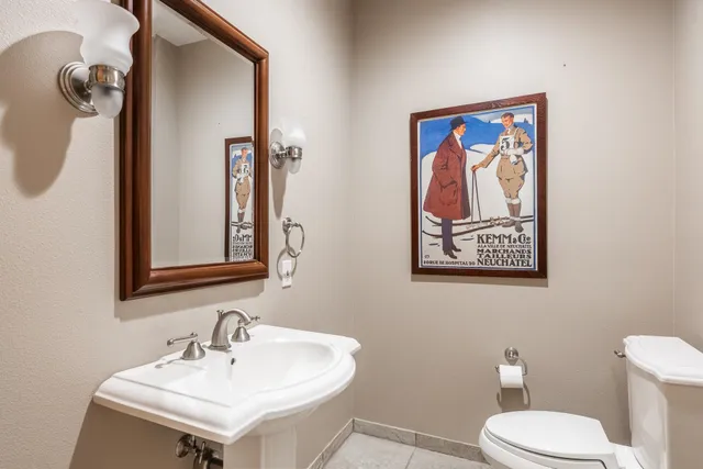 a en suite bathroom with a double vanity sink and a mirror