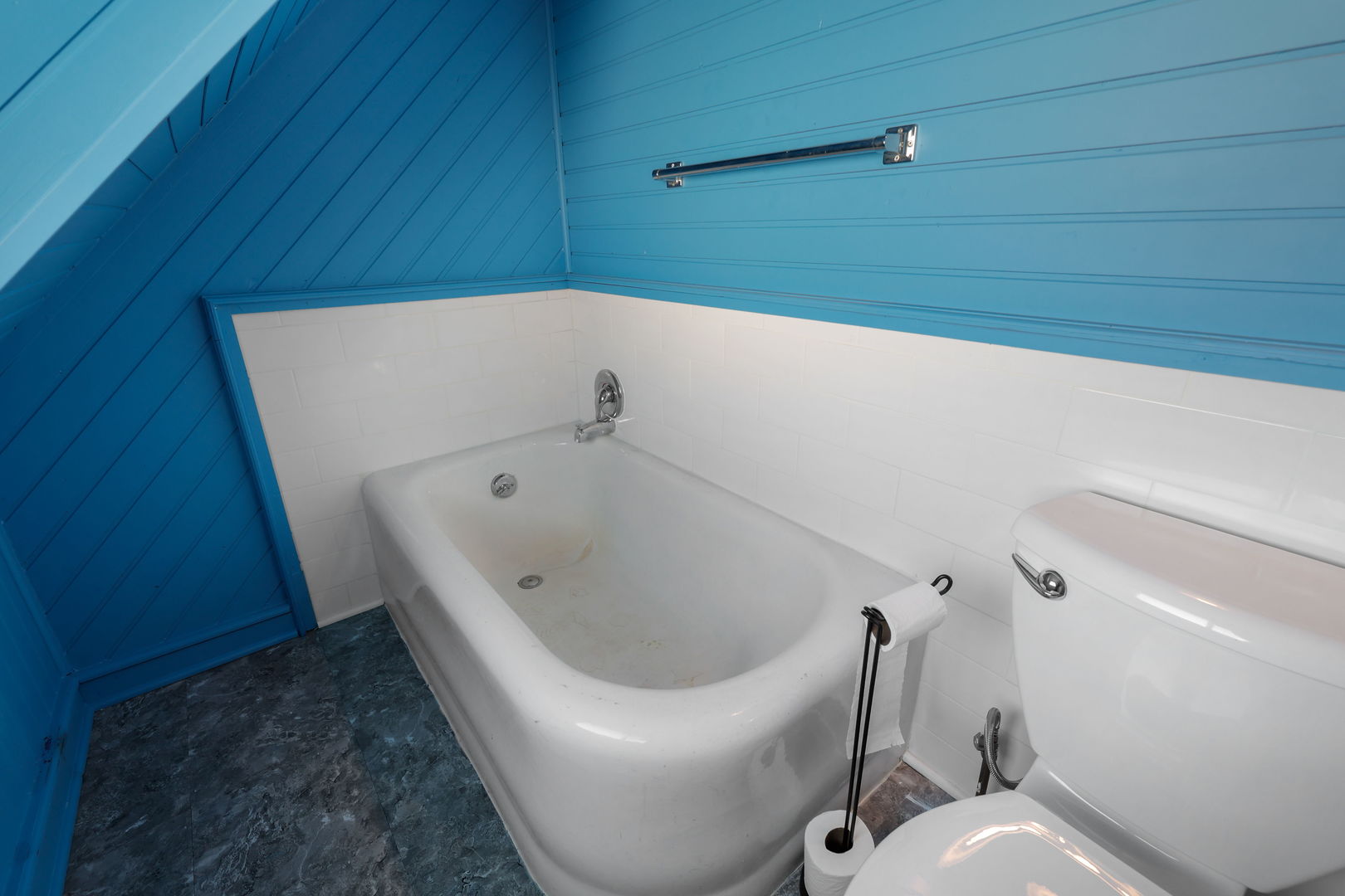 217 Henry Street Elgin, IL 60120 - Photo 14 of 17 a bathroom with a toilet and bathtub