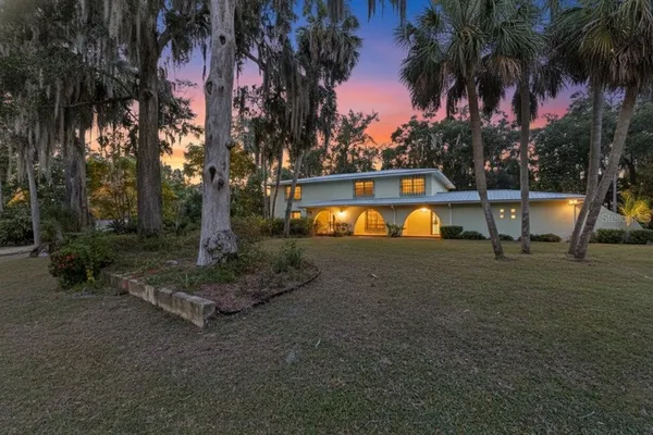 a view of a house with a yard