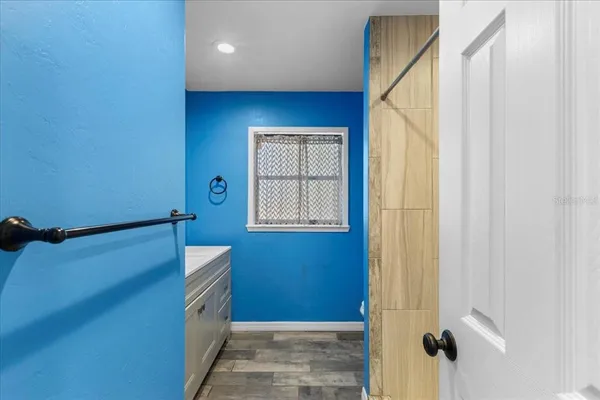 a view of a yard with a house