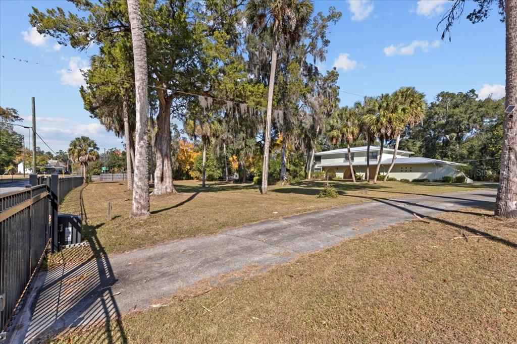 155 South Court Street Bronson, FL 32621 - Photo 5 of 62