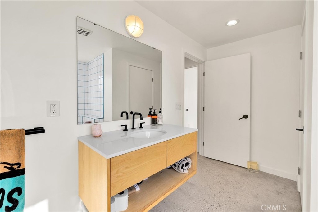 2625 Geronimo Trail Yucca Valley, CA 92285 - Photo 23 of 57 a bathroom with a tub sink and mirror