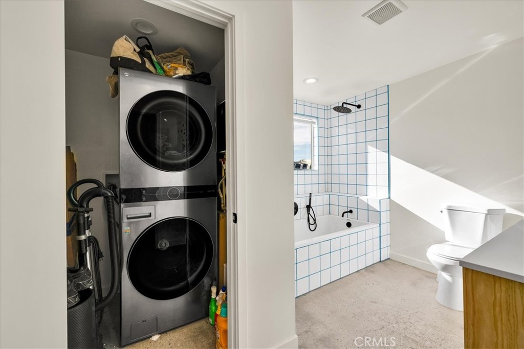 2625 Geronimo Trail Yucca Valley, CA 92285 - Photo 24 of 57 a view of utility room with washer and dryer