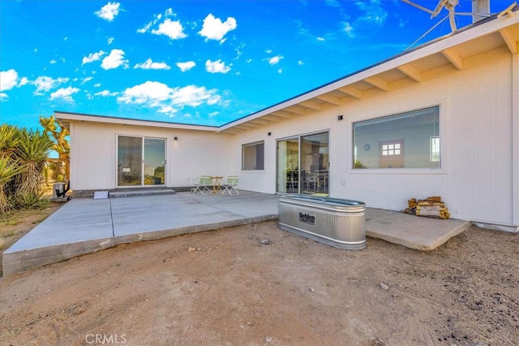 2625 Geronimo Trail Yucca Valley, CA 92285 - Photo 29 of 57 a view of outdoor kitchen and living room