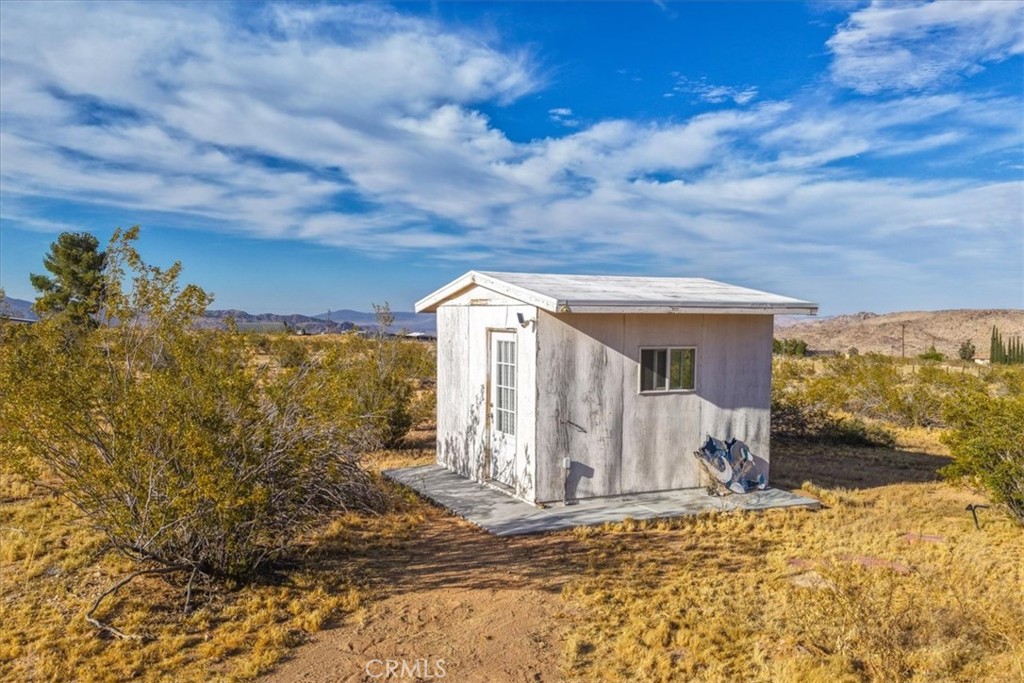 2625 Geronimo Trail Yucca Valley, CA 92285 - Photo 48 of 57 a view of a house with a snow in the background