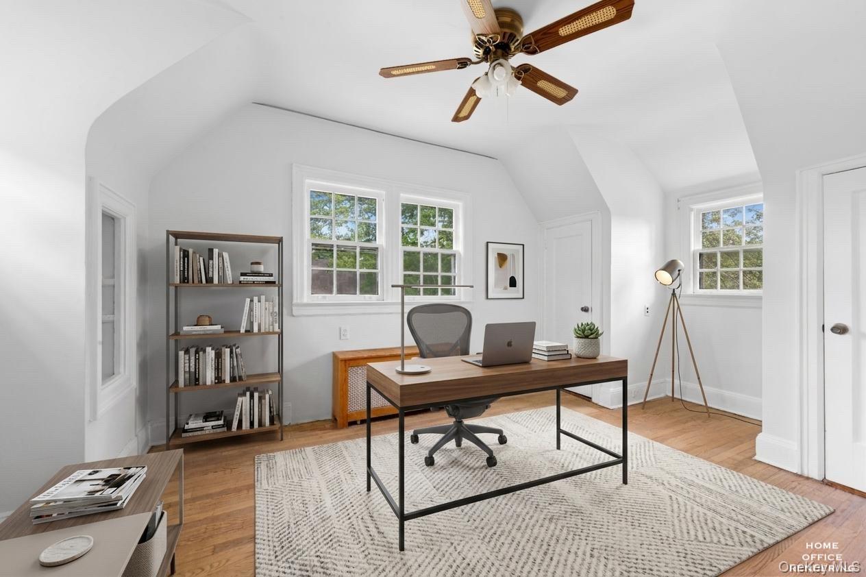 17 Old Orchard Road New Rochelle, NY 10804 - Photo 19 of 32 a workspace with furniture