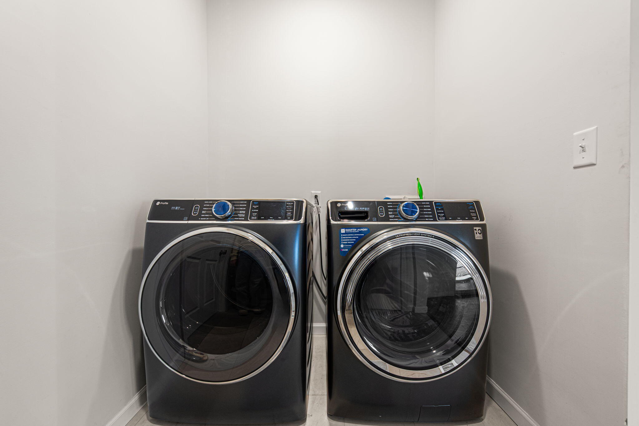 8632 Oak Avenue Gary, IN 46403 - Photo 12 of 34 a utility room with dryer and washer