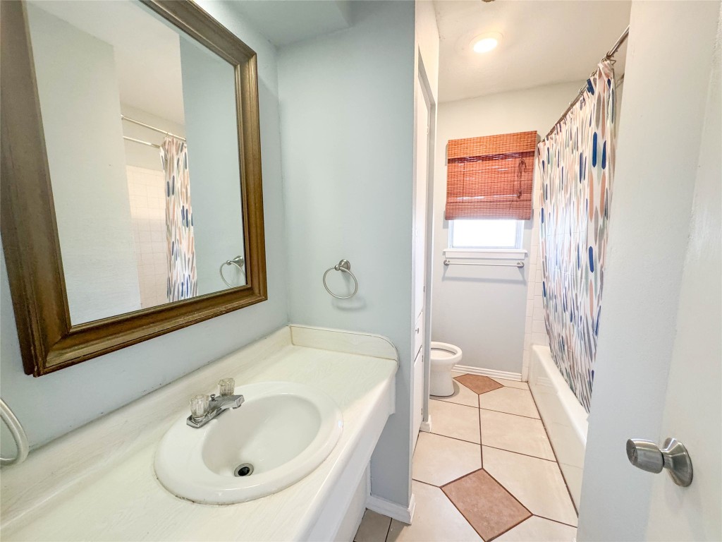 8602 Colonial Drive Austin, TX 78758 - Photo 17 of 19 a bathroom with a sink and a mirror