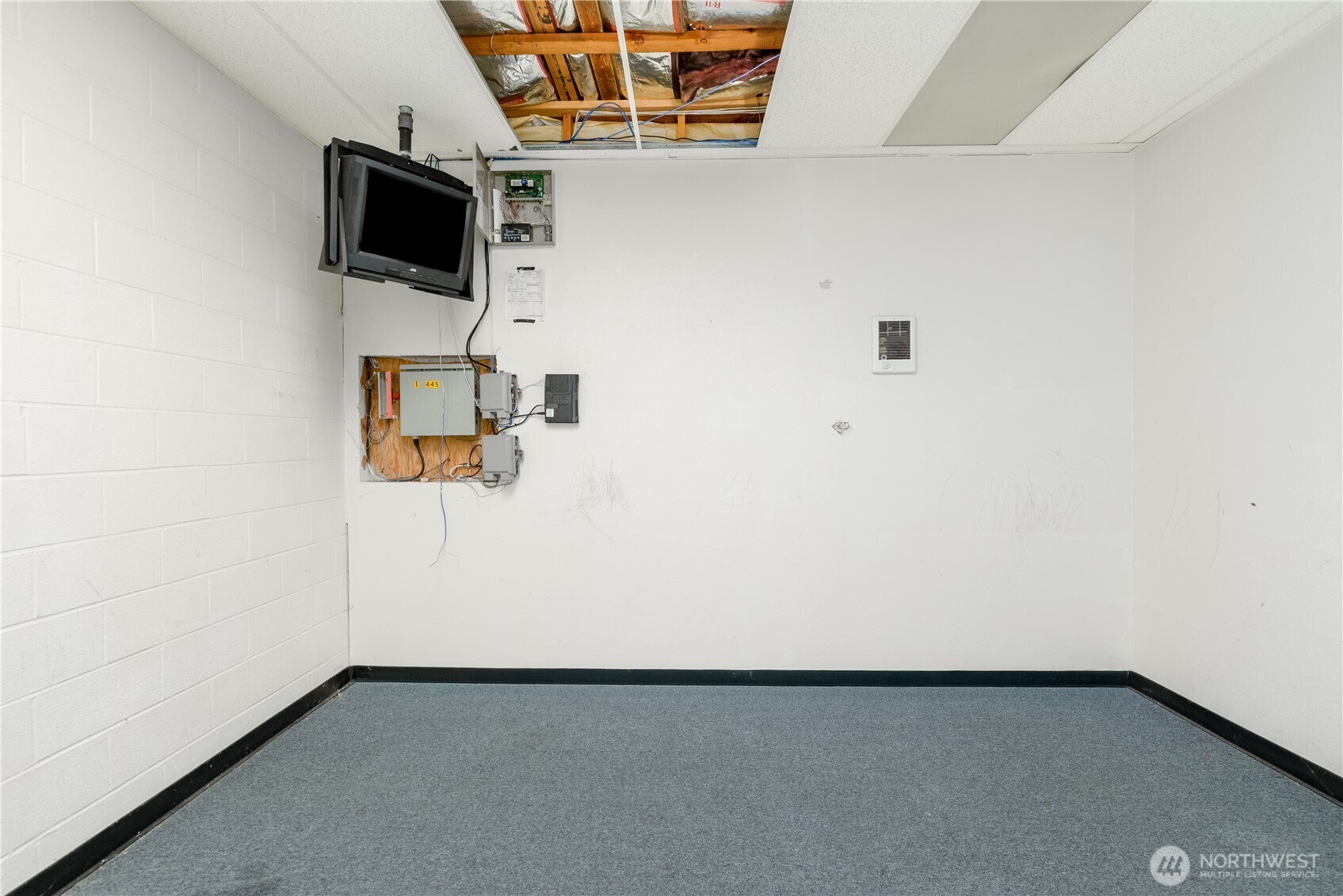 445 West Washington Street Sequim, WA 98382 - Photo 24 of 27 a view of a microwave and a wall in room
