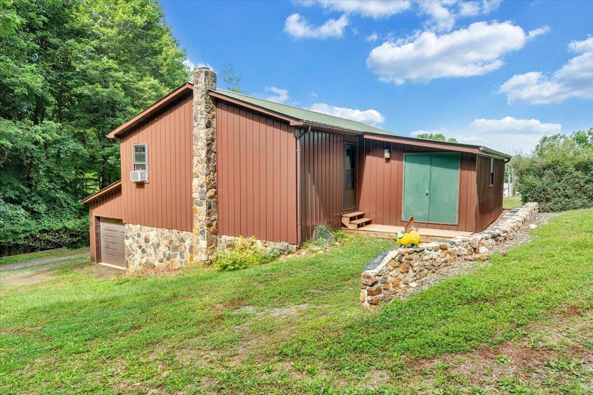2275 Union School Road Southwest Willis, VA 24380 - Photo 53 of 86 51-MIB00323