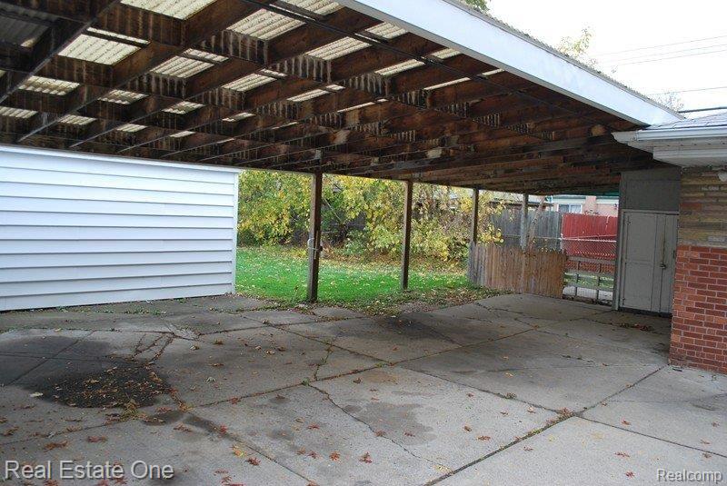 13753 Toepfer Road Warren, MI 48089 - Photo 8 of 25 Covered rear deck
