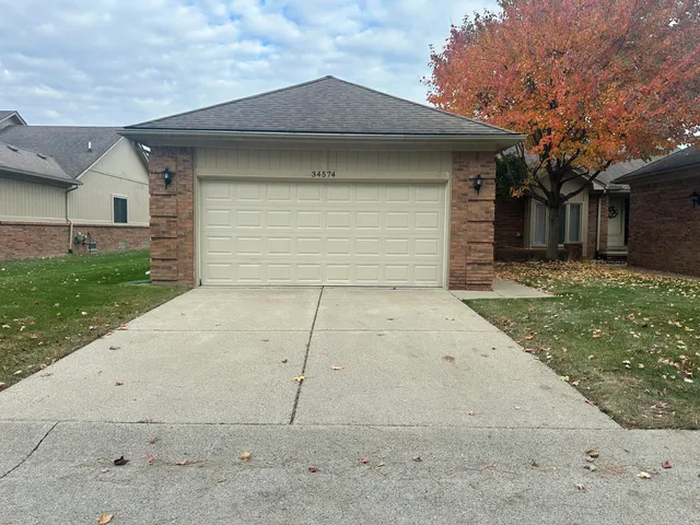 $229,900 | 34574 Maple Ln Drive, Sterling Heights, MI 48312