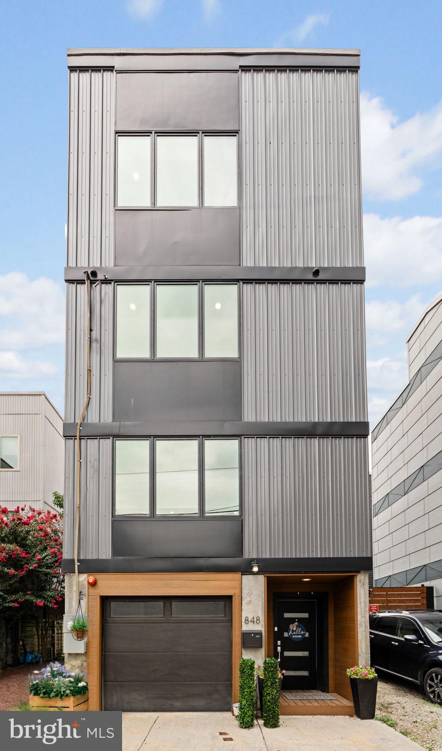 828 N Leithgow St property view