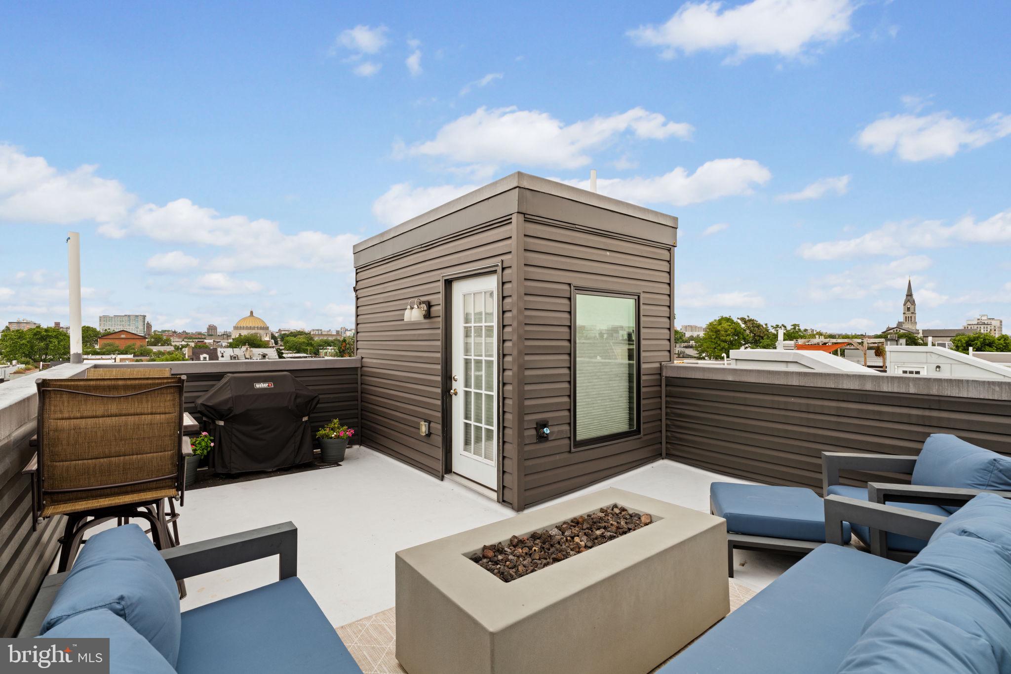 848 North Leithgow Street Philadelphia, PA 19123 - Photo 33 of 54 828 N Leithgow St roof deck with city view