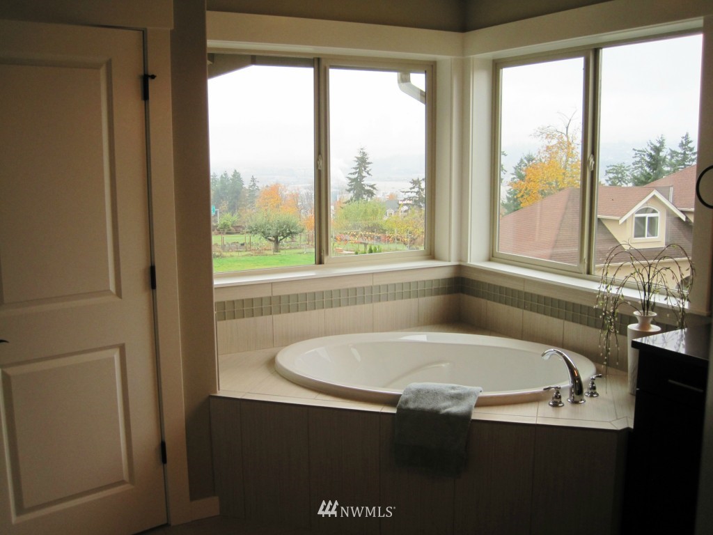 2001 Jones Avenue Northeast Renton, WA 98056 - Photo 9 of 15 Gallery Image 9