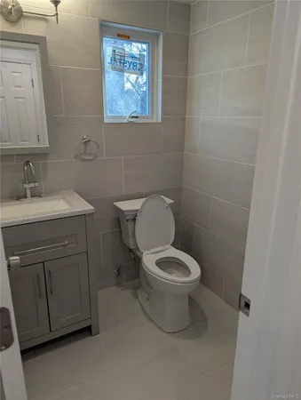 $6,000 | 62 Forest Row, Great Neck, NY 11024