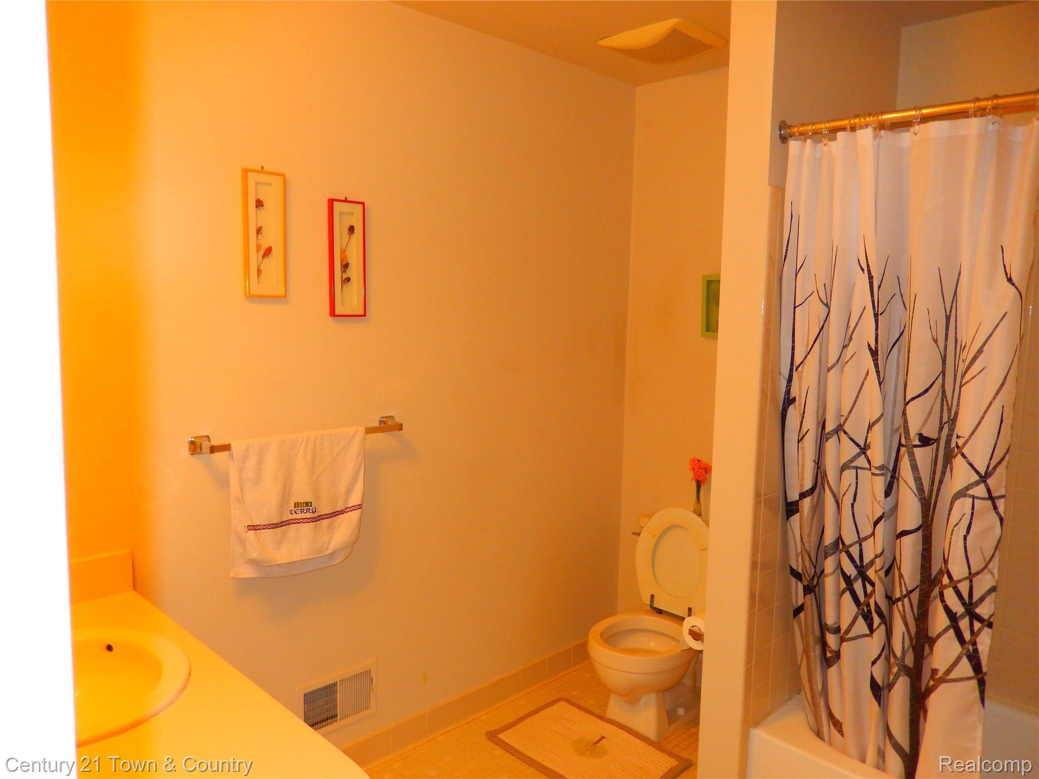 24560 Greenhill Road Warren, MI 48091 - Photo 24 of 30 DSCN2461.JPG
