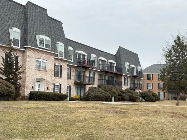 $140,000 | 5000 Carriageway Drive, Unit 211, Rolling Meadows, IL 60008