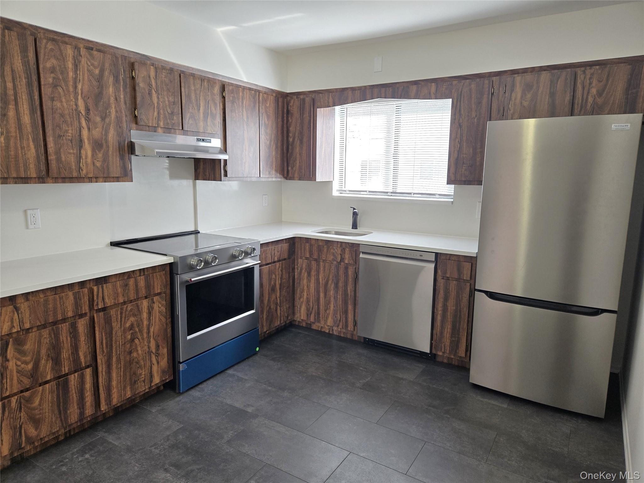 74 Ashwood Road, Unit 1 Port Washington, NY 11050 - Photo 5 of 17 Eat-in kitchen