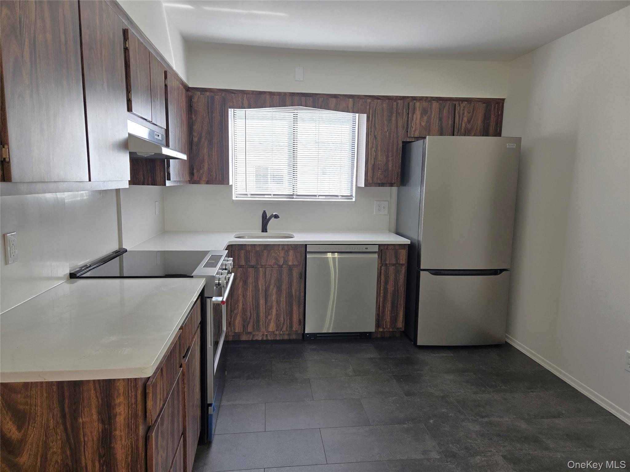 74 Ashwood Road, Unit 1 Port Washington, NY 11050 - Photo 6 of 17 Eat-in kitchen