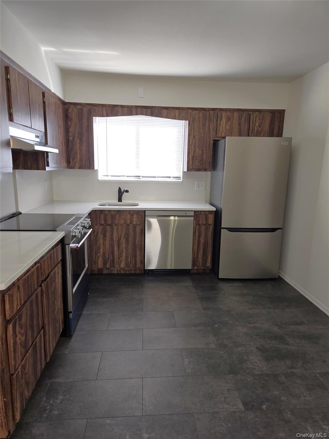 74 Ashwood Road, Unit 1 Port Washington, NY 11050 - Photo 7 of 17 Eat-in kitchen