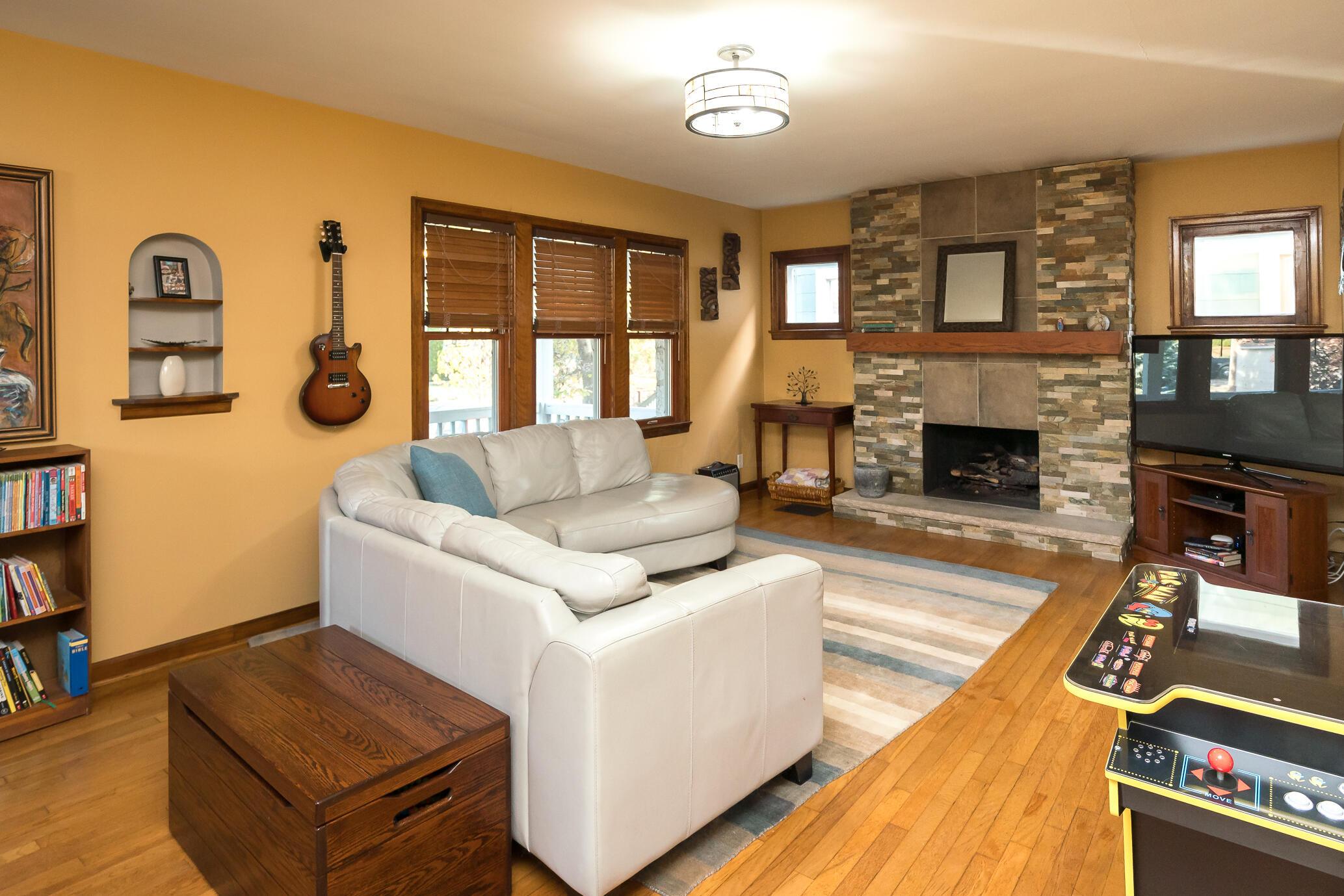 459 Tibet Road Columbus, OH 43202 - Photo 6 of 42 Large living room, oak flooring, beautiful gas fireplace.