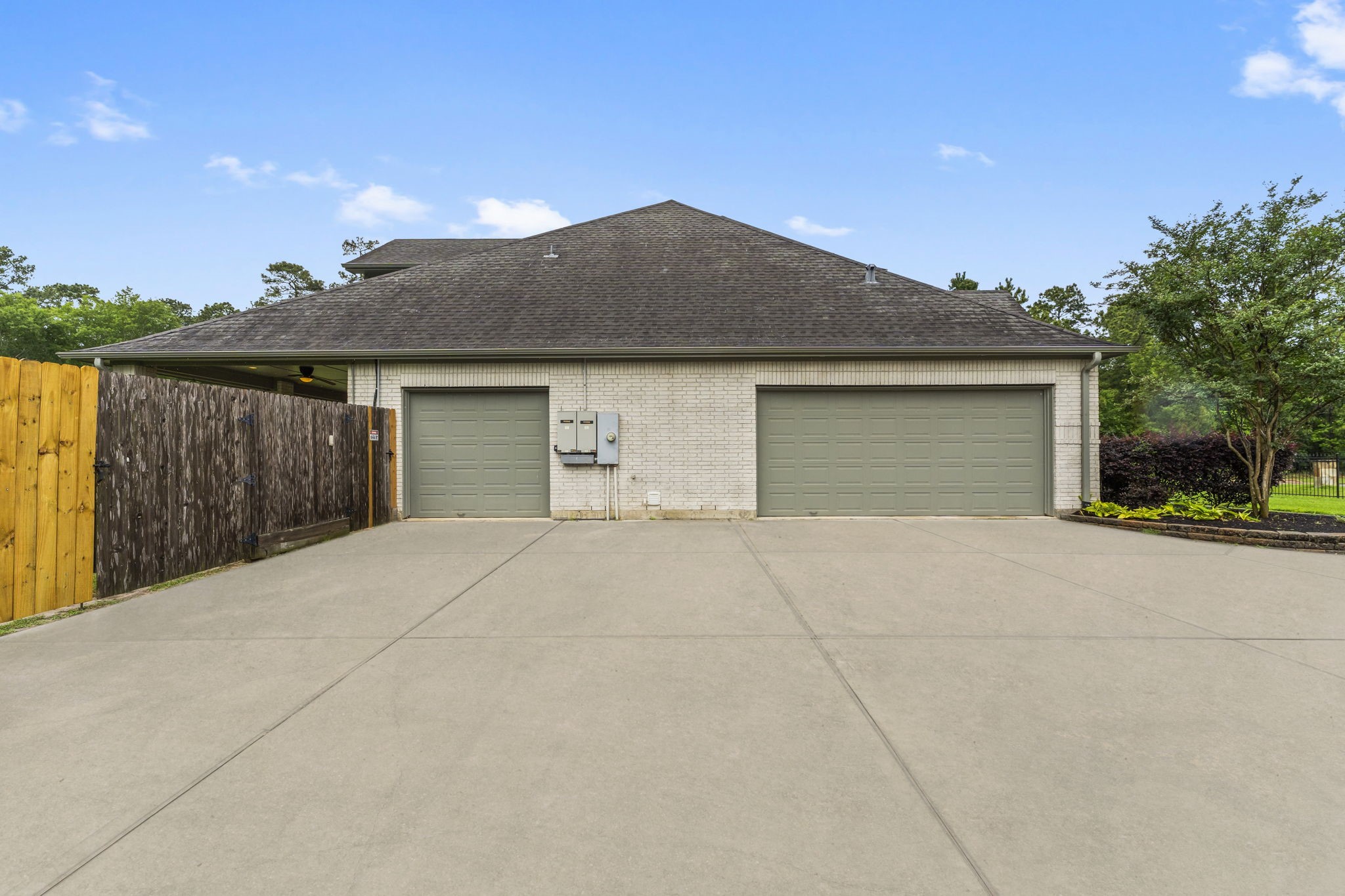 5006 Newport Court Spring, TX 77386 - Photo 8 of 46 a front view of house with yard garage and window