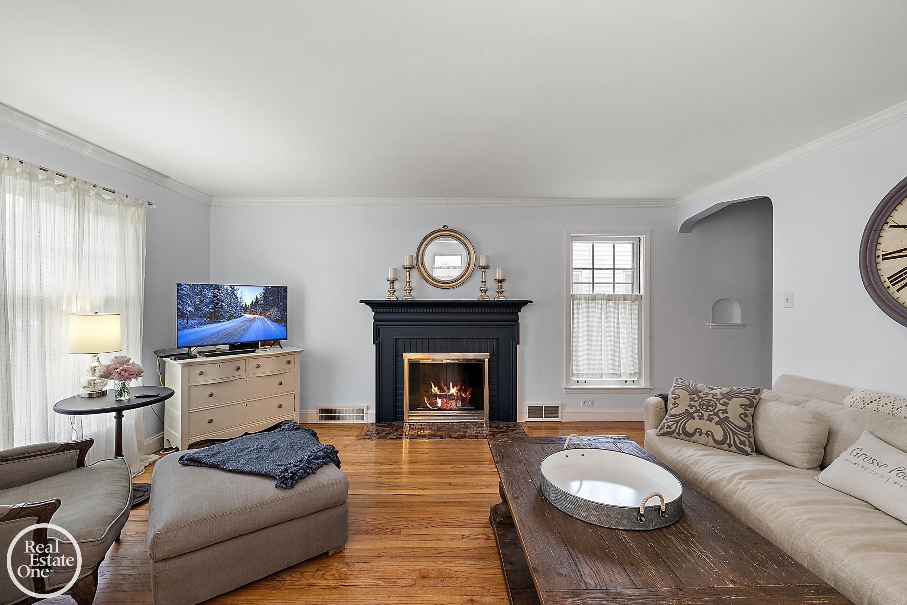 1513 Roslyn Road Grosse Pointe, MI 48236 - Photo 5 of 36 50144102-918c78eb-c953-46e3-ab38-e4ed09ae7cbe.JPG