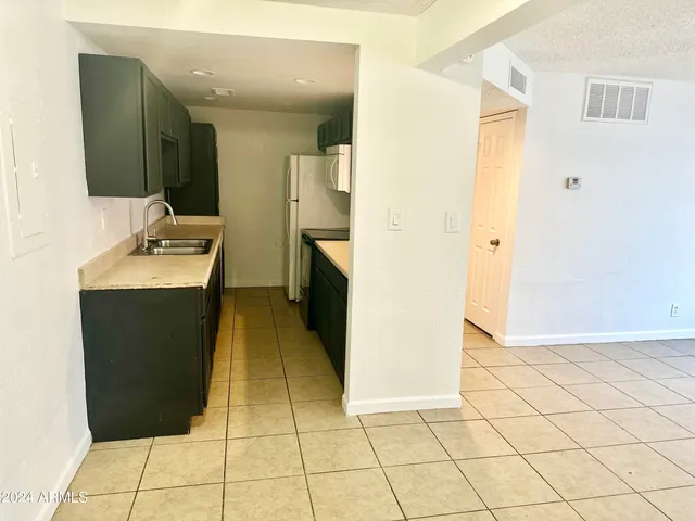$1,095 | 424 West Brown Road, Unit 140, Mesa, AZ 85201