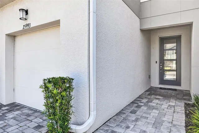 a view of entryway with window