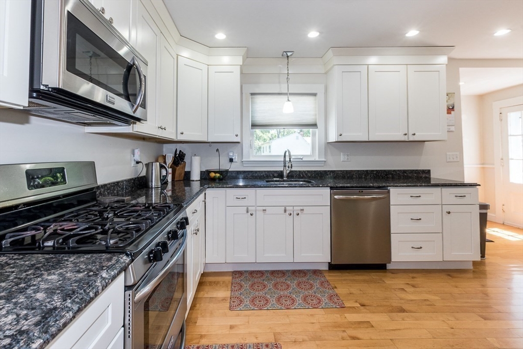 83 Saunders Road Norwood, MA 02062 - Photo 7 of 24