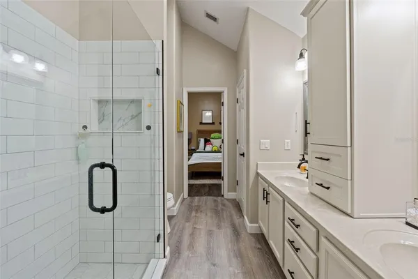 a en suite bathroom with a double vanity sink and mirror