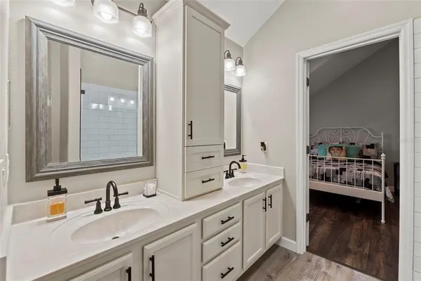 a en suite bathroom with double sink and a large mirror