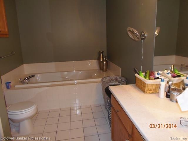 4047 Pne Rdg Drive, Unit 37 Dryden, MI 48428 - Photo 10 of 18 4047 Pine Ridge master bath.jpg