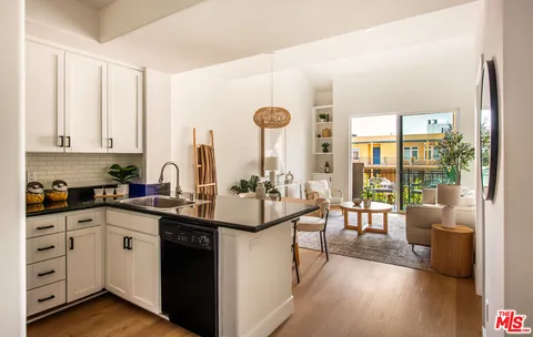 $680,000 | 4060 Glencoe Avenue, Unit 302, Marina del Rey, CA 90292