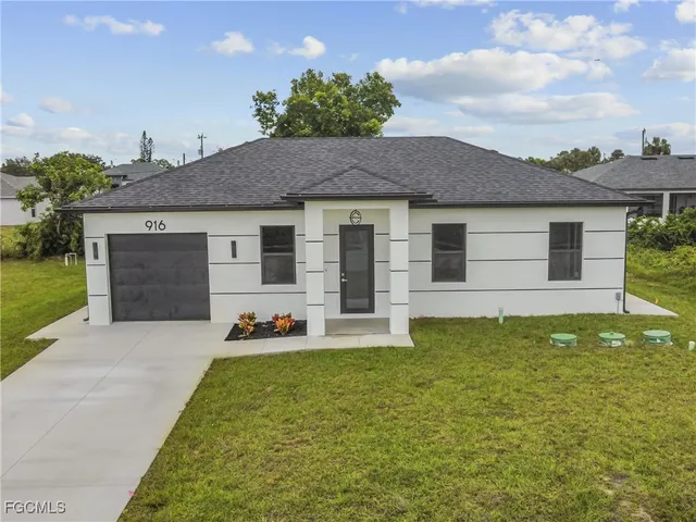 $2,200 | 916 Sara Avenue North, Lehigh Acres, FL 33971