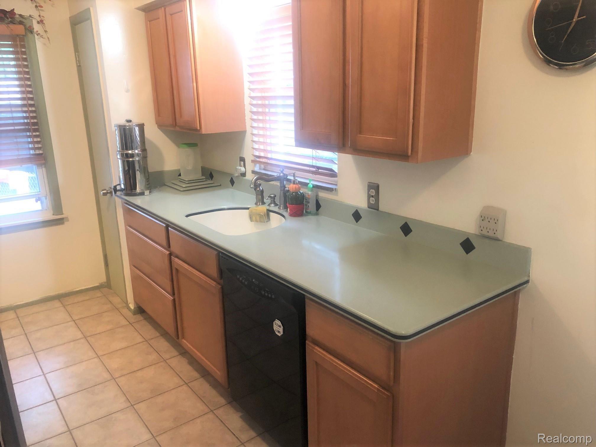 3625 Rockingham Road Royal Oak, MI 48073 - Photo 6 of 35 IMG_9749.jpg