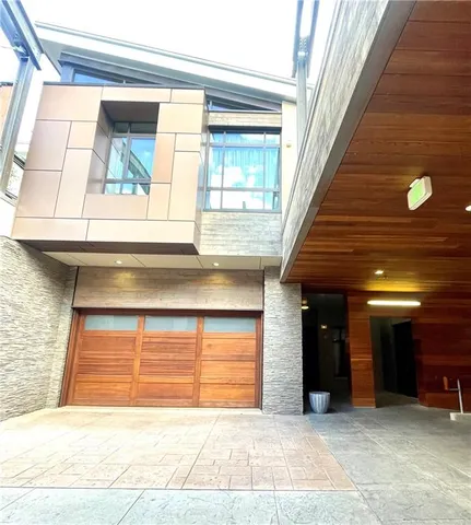 a view of an entrance of the house